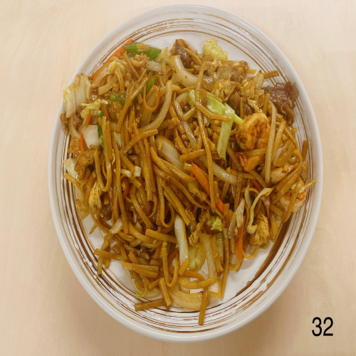 Tallarines fritos con tres delicias